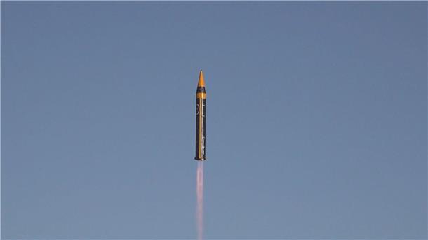 Irans Streitkräfte haben eine neue Mittelstreckenrakete vorgestellt.