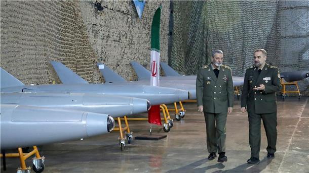 Irans Verteidigungsminister General Mohammed-Resa Aschtiani (r)spricht mit dem Befehlshaber der Armee, General Abdolrahim Mussawi, während einer Zeremonie zur Übergabe der im Inland gebauten Drohnen an die Armee.