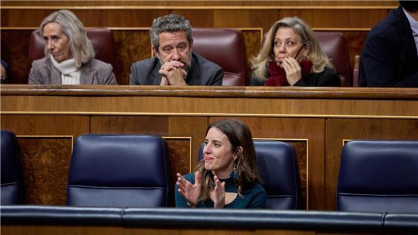 Irene Montero (vorne M), Ministerin für Gleichstellung,  sitzt in einer Plenarsitzung des Abgeordnetenhauses. Das spanische Unterhaus hat in erster Lesung einen Gesetzentwurf gebilligt, der freie Tage mit Lohnfortzahlung bei starken Regelschmerzen vorsieht.