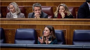 Irene Montero (vorne M), Ministerin für Gleichstellung,  sitzt in einer Plenarsitzung des Abgeordnetenhauses. Das spanische Unterhaus hat in erster Lesung einen Gesetzentwurf gebilligt, der freie Tage mit Lohnfortzahlung bei starken Regelschmerzen vorsieht.