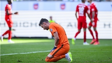 Irgendwie sinnbildlich für Werder: Bremens Torwart Jiri Pavlenka am Boden zerstört.