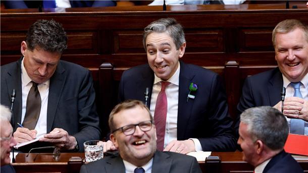 Irlands neuer Regierungschef: Simon Harris (M.).