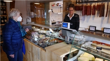 Irmgard Fenski (links) kauft regelmäßig ihr Schweinefleisch im Hofladen Icken. Betreiberin Wiebke Icken freut sich über eine steigende Nachfrage und das Interesse der Kunden.