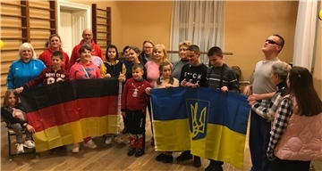 Iryna Geissl (links) hilft nicht nur Ukrainern, die nach Nordenham kommen, sondern kümmert sich auch um Hilfstransporte in ihre alte Heimat. Das Bild zeigt sie mit Britta und Roland Veit (rote Pullover) an einer Schule und einem Internat für blinde und behinderte Kinder in Lemberg.