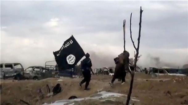 Zahl der Toten nach IS-Anschlag in Syrien steigt auf 68 IS-Kämpfer im März 2019 mit einer IS-Flagge im syrischen Ort Baghus (Symbolfoto). Mindestens 53 Menschen wurden nun bei einem neuen Anschlag der Terrororganisation in der östlichen Staadt Al-Suchna getötet.