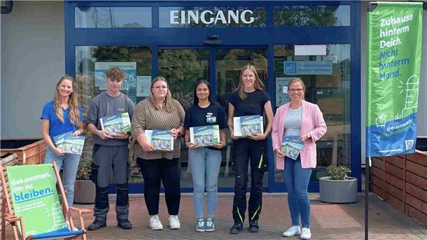 Bild von der Übergabe des Willkommensguides an vier Auszubildende bei der Firma Karl Lonecke in Nordenham