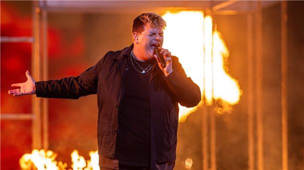 Thorsten Schorn feiert Premiere als ESC-Kommentator Isaak aus Deutschland im Halbfinale mit seinem Titel „Always On The Run“.