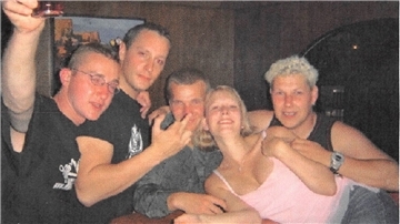 Feiernde Jugendliche in der Disco Roes.