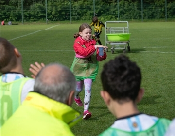 Isabella und ihre Mitschüler von der Lutherschule haben sich beim Lenzen mächtig angestrengt - und fast zehn Liter Wasser in kleinen Bechern transportiert.