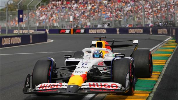 Isack Hadjar plagt sich in Suzuka mit seinem Gurt.