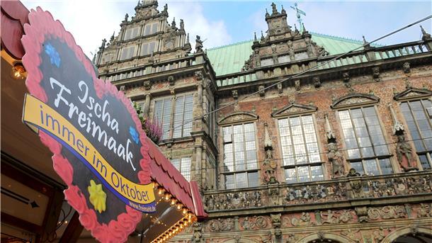 "Ischa Freimaak" ist auf dem Schild einer Zuckerbude auf dem kleinen Freimarkt in der Innenstadt von Bremen