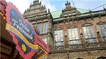 "Ischa Freimaak" ist auf dem Schild einer Zuckerbude auf dem kleinen Freimarkt in der Innenstadt von Bremen