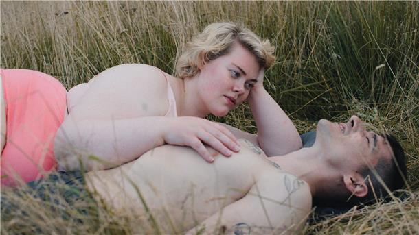 Isold Halldórudóttir (l) als Maria und Stavros Zafeiris als Alex in einer Szene des Films „Touched“ von Regisseurin Claudia Rorarius.