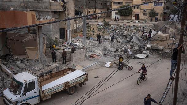 Berichte: Zahlreiche Tote bei Luftangriffen im Gazastreifen Israel bereitet sich auf eine Offensive in der an Ägypten grenzenden Stadt Rafah vor.