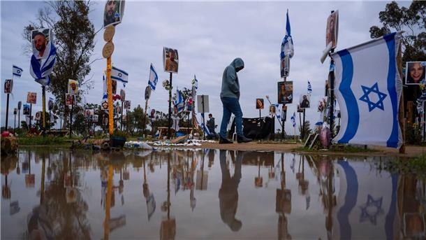 Israelis besuchen den Ort, an dem am 7. Oktober 2023 bei einem Angriff von Hamas-Kämpfern auf das Nova-Musikfestival Feiernde getötet und entführt wurden.