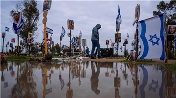 Israelis besuchen den Ort, an dem am 7. Oktober 2023 bei einem Angriff von Hamas-Kämpfern auf das Nova-Musikfestival Feiernde getötet und entführt wurden.