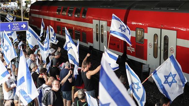 Israelis blockieren einen Bahnhof, um gegen die Pläne der Regierung von Premierminister Netanjahu, das Justizsystems zu reformieren, zu protestieren.