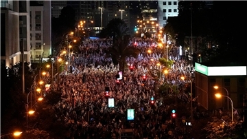 Israelis, die gegen die Pläne der Regierung von Ministerpräsident Netanjahu protestieren, das Justizsystem zu reformieren, bei einer alternativen Feier zum Unabhängigkeitstag in Tel Aviv.