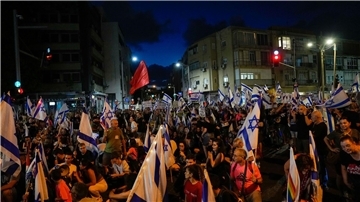 Israelis protestieren gegen die Pläne der Regierung von Ministerpräsident Benjamin Netanjahu, das Justizsystem zu reformieren.