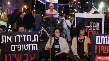 Israelis protestieren in Tel Aviv.