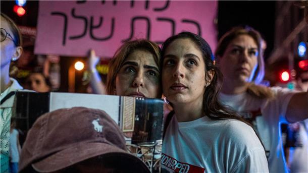 Israelis protestieren in Tel Aviv für die sofortige Freilassung der Geiseln aus dem Gazastreifen.