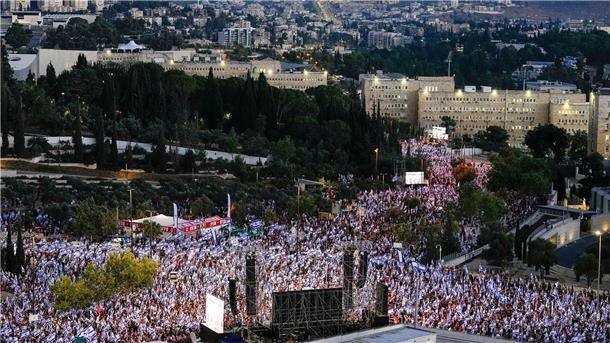 Israel: Knesset berät Justizumbau, Herzog hofft auf Einigung Israelis protestieren vor dem Parlament in Jerusalem gegen den geplanten Umbau der Justiz.