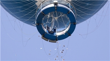 Israelische Angehörige von Hamas-Geiseln werfen Zettel mit Fotos der Verschleppten aus einem Heißluftballon in Berlin-Mitte.