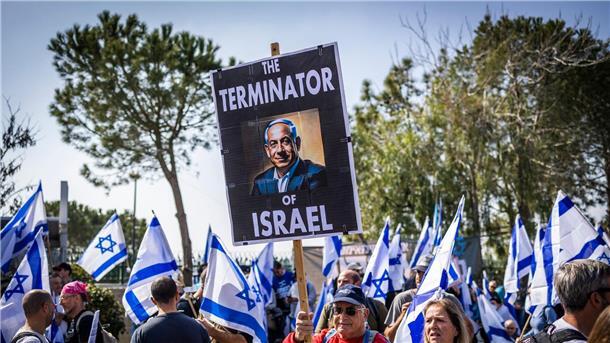 Israelische Demonstranten halten Fahnen und Schilder während eines Protestes gegen die Justizreformen vor der Knesset.