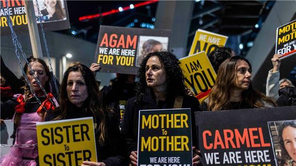 Sicherheitskreise: Gespräche über Feuerpause gehen weiter Israelische Frauen fordern bei einer Demonstration in Tel Aviv die Freilassung der Geiseln in Gaza.