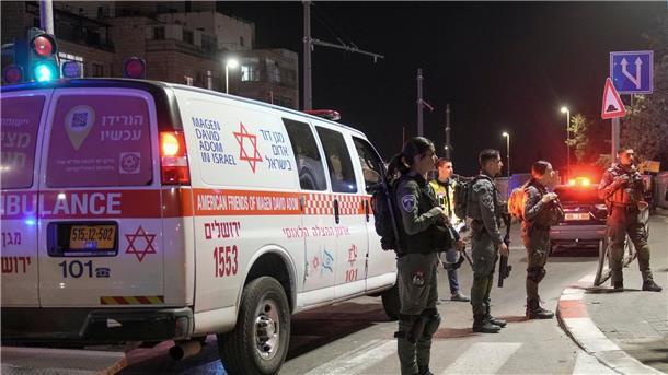 Entsetzen über Terror in Ost-Jerusalem - weiterer Angriff Israelische Grenzpolizisten sichern den Tatort in der Nähe einer Synagoge.