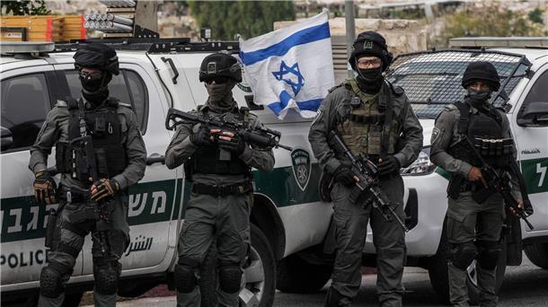 Hamas behauptet: Israelische Bodeneinsätze im Gazastreifen Israelische Grenzpolizisten stehen während der Freitagsgebete vor der Altstadt Jerusalems.