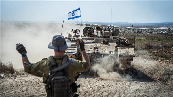 Israelische Panzer in der Nähe der Grenze zwischen Israel und Gaza.