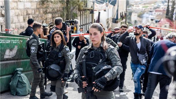 Entsetzen über Terror in Ost-Jerusalem - weiterer Angriff Israelische Polizei sichert den Ort eines erneuten Angriffs, einen Tag nach dem tödlichen Terroranschlag nahe einer Synagoge in Jerusalem.