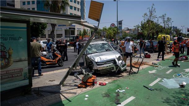 Israelische Sicherheitskräfte sind am Ort des mutmaßlichen Anschlags in Tel Aviv im Einsatz.