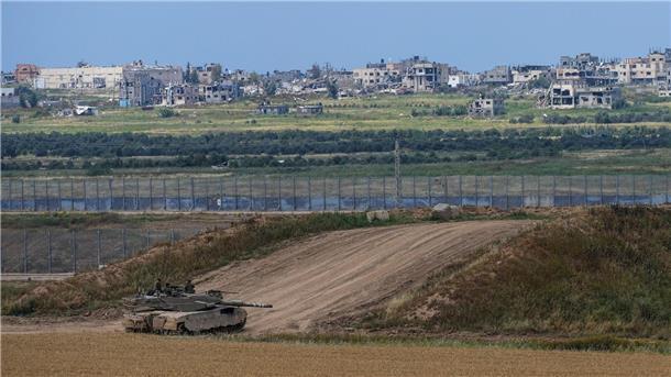 Vermittler drängen auf Kompromiss im Gaza-Krieg Israelische Soldaten an der Grenze zum Gazastreifen: Laut Regierungschef Netanjahu steht der Termin für die Offensive gegen die Stadt Rafah fest.