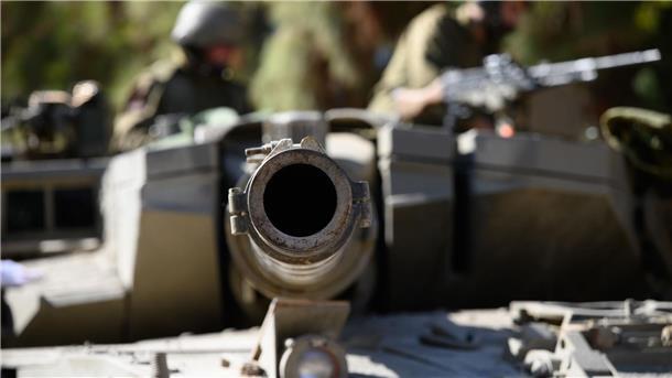 Israelische Soldaten arbeiten auf einem Merkava-Panzer in einer Stellung im Norden Israels an der Grenze zum Libanon.