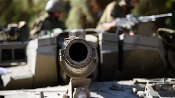 Israelische Soldaten arbeiten auf einem Merkava-Panzer in einer Stellung im Norden Israels an der Grenze zum Libanon.