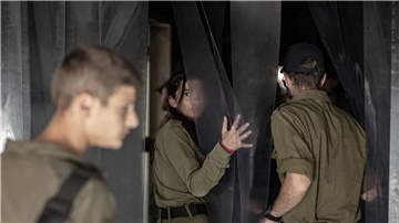 Israelische Soldaten besichtigen eine zerstörte Einrichtung im Kibbuz Nir Oz, eine der israelischen Gemeinden, die am 7. Oktober von der Hamas angegriffen wurden.
