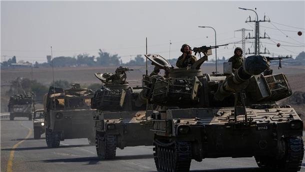 Israelische Soldaten bewegen sich mit Panzern im Süden Israels auf die Grenze zum Gazastreifen zu.
