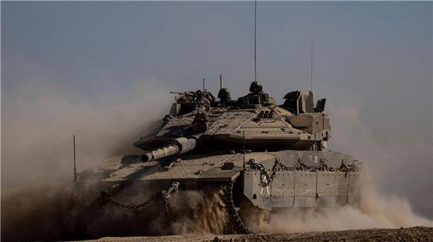 Viele Tote bei Befreiung von Geiseln aus Gazastreifen Israelische Soldaten fahren auf einem Panzer in der Nähe der Grenze zwischen Israel und dem Gazastreifen.