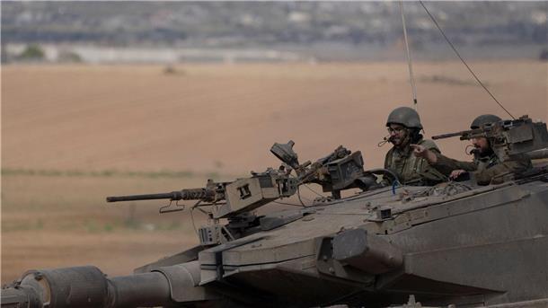 Ramadan endet ohne Waffenruhe in Gaza Israelische Soldaten fahren auf einem Panzer nahe der Grenze zwischen Israel und Gaza.