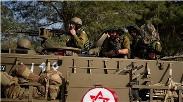 Israelische Soldaten fahren einen gepanzerten Mannschaftstransportwagen (APC) in der Nähe der Grenze zum Gazastreifen im Süden Israels.