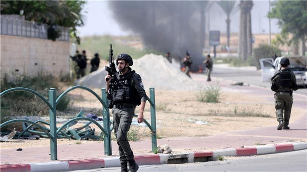 Entsetzen nach Blutbad der Hamas auf Musikfestival in Israel Israelische Soldaten gehen nach dem Hamas-Terrorangriff durch einen Grenzort.