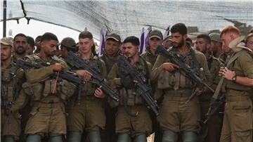 Israelische Soldaten hören dem israelischen Verteidigungsminister Gallant während Truppenbesuchs zu.