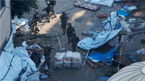 Armee: Geisel-Leiche in Nähe der Schifa-Klinik geborgen Israelische Soldaten in der Nähe des Schifa-Krankenhauses in Gaza-Stadt.