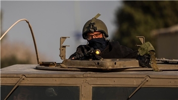 Israelische Soldaten in einem gepanzerten Militärfahrzeug.