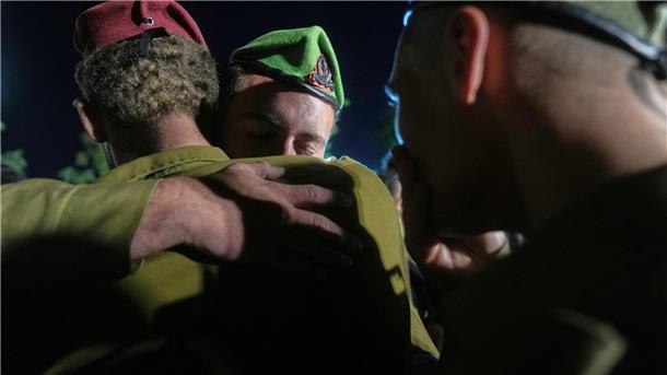 Bilder des Tages Israelische Soldaten nehmen an der Beerdigung des im Gazastreifen getöteten Kameraden Staff Sergeant Itay Yavetz teil.