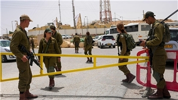 Israelische Soldaten sichern nach einem tödlichen Angriff an der Grenze zu Ägypten ein Tor, das zu einem Militärstützpunkt führt.