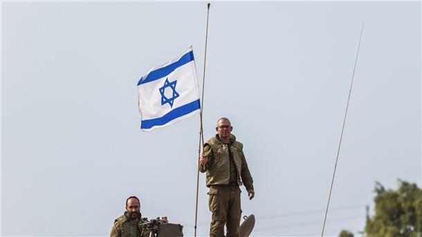 Berichte über Hamas-Gräuel in Israel - Israel bombt massiv Israelische Soldaten sind nahe der Grenze zwischen Israel und dem Gazastreifen im Einsatz.