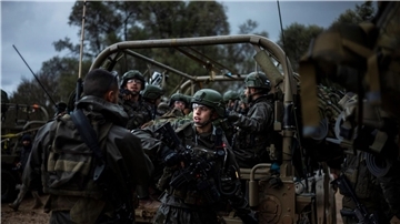 Israelische Soldaten sitzen in einem Militärfahrzeug an einem Sammlepunkt nahe der Grenze zum Gazastreifen.